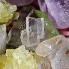 Alabaster crystal on a background of quartz and sea salt