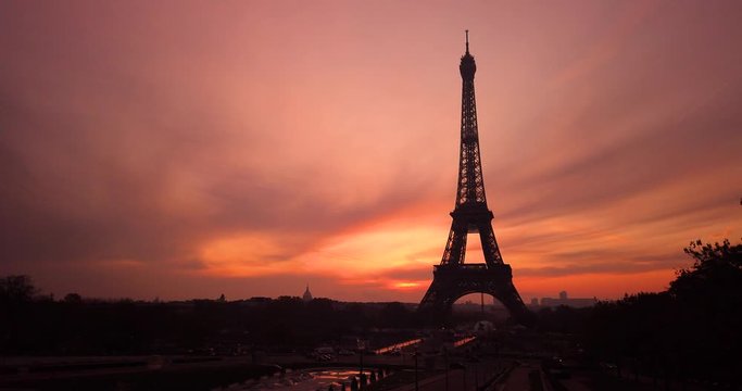 Hyperlapse silhouette torre Eiffel Parigi all'alba