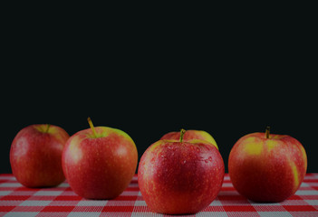 Manzanas frescas sobre mantel cuadriculado