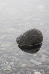 Stein im Wasser