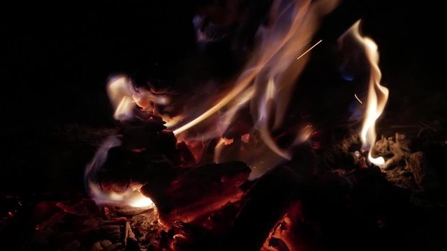 Fuego en fogata encendida