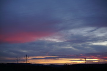 Abendlicher Himmel mit magenta, orange und blau