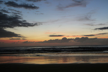 Fototapeta na wymiar sun rising and the sea