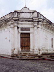 Fototapeta na wymiar Old door in a building in antigua guatemala