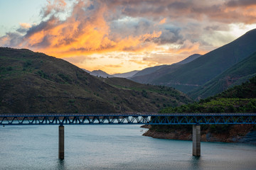 Viaducto sobre el embalse de Rules,de fondo el valle del rio Guadalfeo,donde confluyen Sierra Nevada y Sierra Lujar.