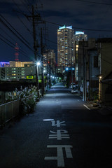 夜の下町の道路