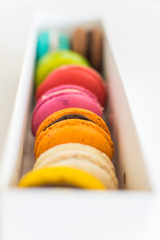macarons franceses de colores en caja de carton blanca