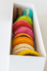 macarons franceses de colores en caja de carton blanca