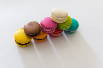 macarons franceses de colores aislados en fondo infinito gris con iluminacion suave