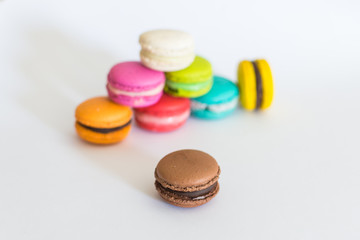 macarons franceses de colores aislados en fondo infinito gris con iluminacion suave