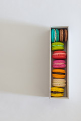 macarons franceses de colores en caja de carton blanca
