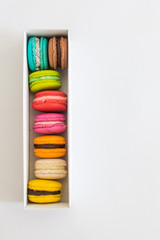macarons franceses de colores en caja de carton blanca