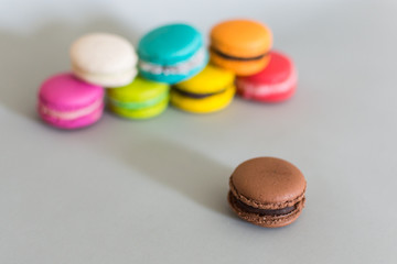 macarons franceses de colores varios sobre fondo blanco
