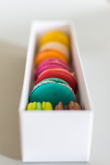 macarons franceses de colores varios en caja de carton blanco
