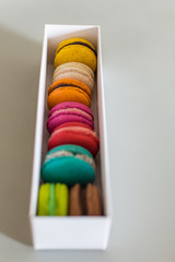 macarons franceses de colores varios en caja de carton blanco