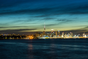 ニュージーランド　オークランドのオカフ・ベイから見えるオークランド港とスカイタワーと夜景