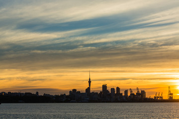 Fototapeta premium ニュージーランド オークランドのオカフ・ベイから見えるオークランド港とスカイタワーと夕焼け空