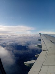 vista a las nubes desde un avi&oacute;n