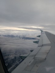 Fototapeta na wymiar vista a las nubes desde un avión