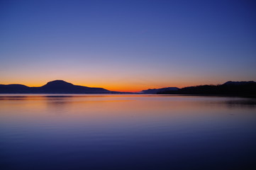 屈斜路湖の夜明け。朝陽の昇る直前の色。