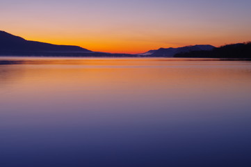 Fototapeta na wymiar 屈斜路湖の夜明け。朝陽の昇る直前の色。