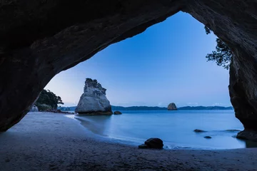 Deurstickers ニュージーランド　コロマンデル半島のカセドラル・コーブのトンネルから見えるビーチと岩 © pespiero