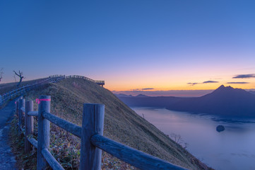 Fototapeta premium 夜明けの摩周湖。第三展望台からの風景。