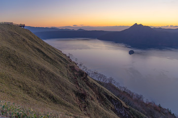 夜明けの摩周湖。第三展望台からの風景。