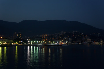 Obraz premium View of the evening embankment of the city of Yalta