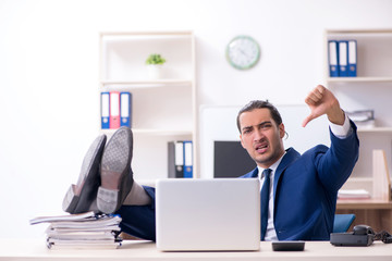Naklejka premium Young male businessman working in the office