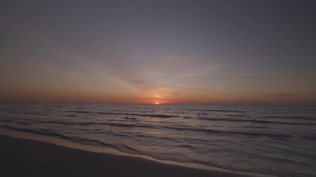 海に夕日が沈む瞬間を海岸から撮影　FIX