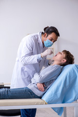 Obraz premium Young boy visiting doctor in hospital