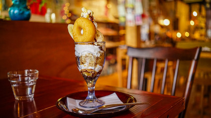 ドーナツ1個がまるごとのったドーナツパフェ