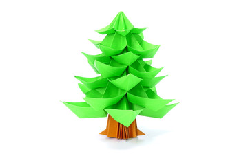 Obraz premium Origami paper art : Christmas tree isolated on white background, for greeting season of Christmas and New year.