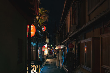 Fototapeta na wymiar 京都 夜の先斗町