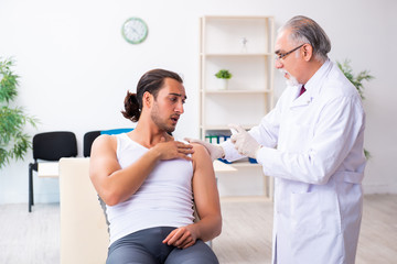 Obraz premium Young male patient visiting experienced doctor