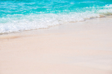 Fototapeta na wymiar Beautiful tropical wave rolls up on a white sand beach in grand Turk. 