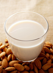 アーモンドミルク