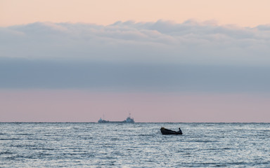 Obraz premium A single boat goes out to the sea