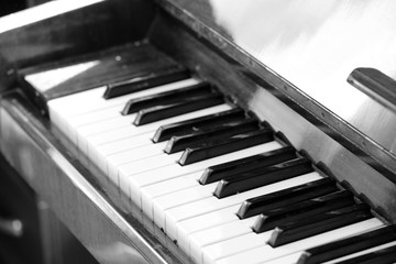 Naklejka premium The keys of an old piano close up. Musical background black and white