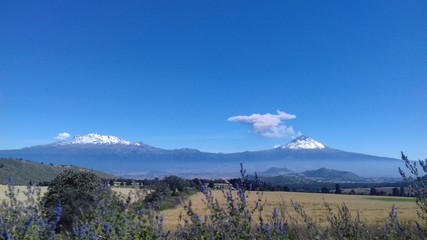 Fototapeta premium VOLCÁN CON FUMAROLA VISTO DESDE LA CARRETERA 