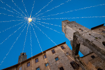 San Gimignano, Piazza Della Cisterna. Luci Natalizie. Siena, Italia. - obrazy, fototapety, plakaty