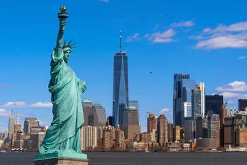 Foto op Aluminium Het Vrijheidsbeeld boven de scène van New york stadsgezicht rivierzijde welke locatie lager manhattan, architectuur en gebouw met toeristisch concept is © THANANIT