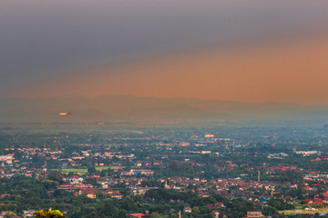 The blurred background of the twilight light in the evening under the trees, surrounded by mountains and cool breeze, seen during the tourist spots.