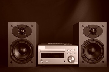Obraz premium コンポ ステレオ スピーカー 木目調 黒背景 黒バック セピア