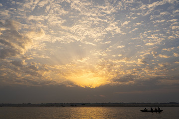 Obraz premium View of sky with sun rise beside ganga river.