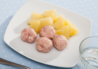 Steamed meatballs with potatoes