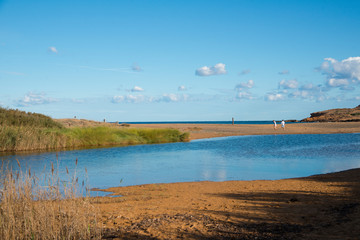 deux touristes, lagune à l'arrière de Platja de Binimel.là, Minorque, îles Baléares