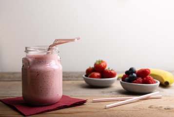 This smoothie with strawberries,blackberries and cranberries, allow us to benefit from the antioxidant properties of the red fruits who are rich in vitamins.