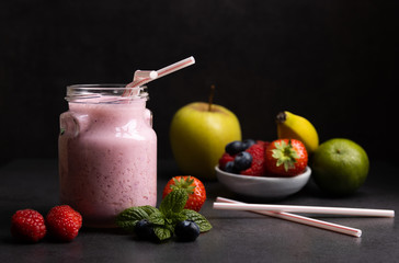 This smoothie with strawberries,blackberries and cranberries, allow us to benefit from the antioxidant properties of the red fruits who are rich in vitamins.